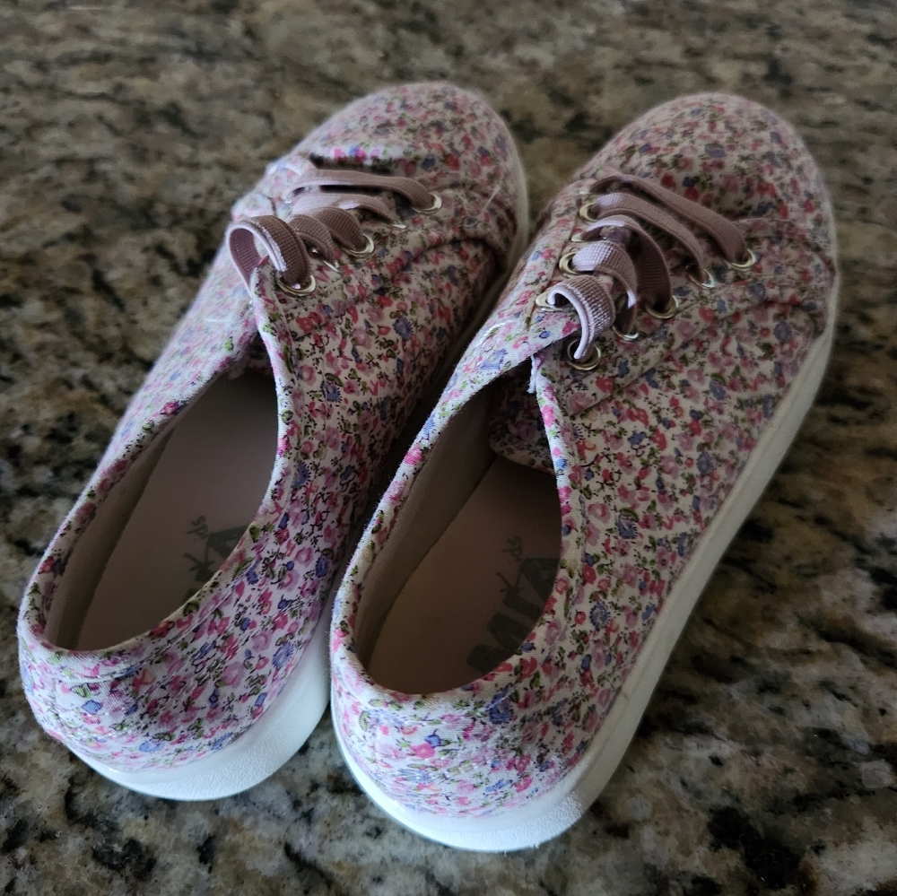 Shoes - Picture 2 of 4